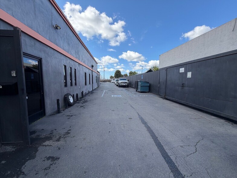 9742 Artesia Blvd, Bellflower, CA à louer - Photo de l’immeuble – Image 2 sur 19