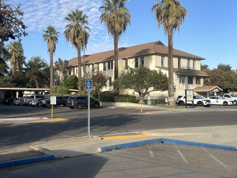 445 S Cedar Ave, Fresno, CA à louer - Photo de l’immeuble – Image 3 sur 7