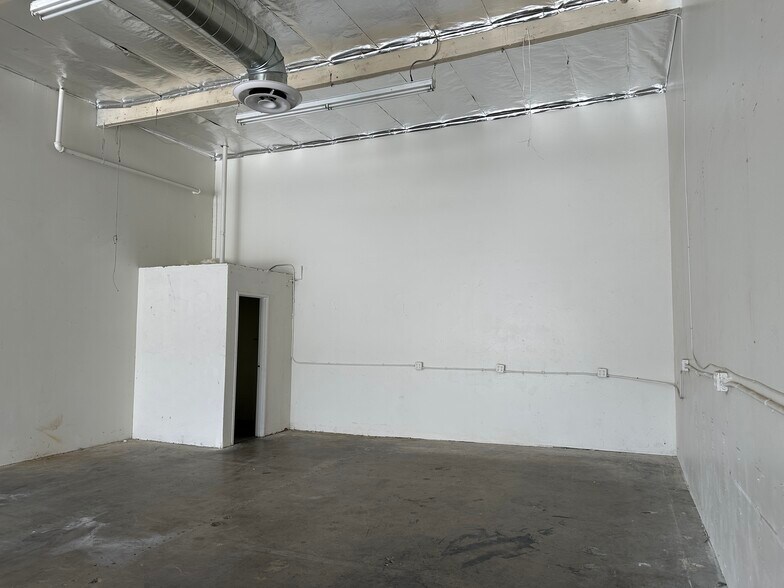 20942 Osborne St, Canoga Park, CA à louer - Photo de l’immeuble – Image 3 sur 5