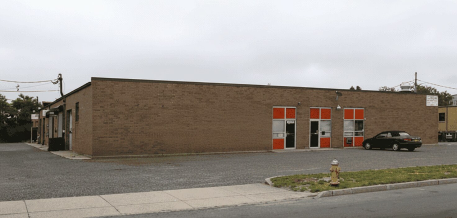 195-203 N Fehr Way, Bay Shore, NY à louer Photo principale– Image 1 sur 6