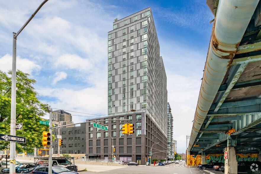 225 E 134th St, Bronx, NY à louer - Photo principale – Image 1 sur 5