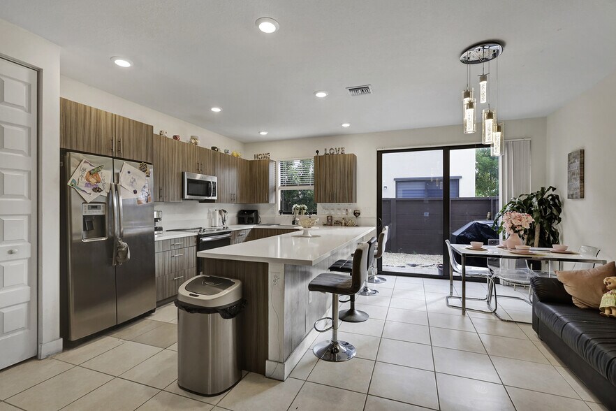 15809 NW 91st Ct, Miami Lakes, FL à vendre - Photo intérieure – Image 2 sur 3