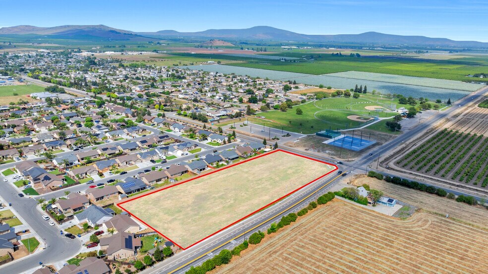 1667 Kamm ave, Dinuba, CA à vendre - Photo de l’immeuble – Image 2 sur 4