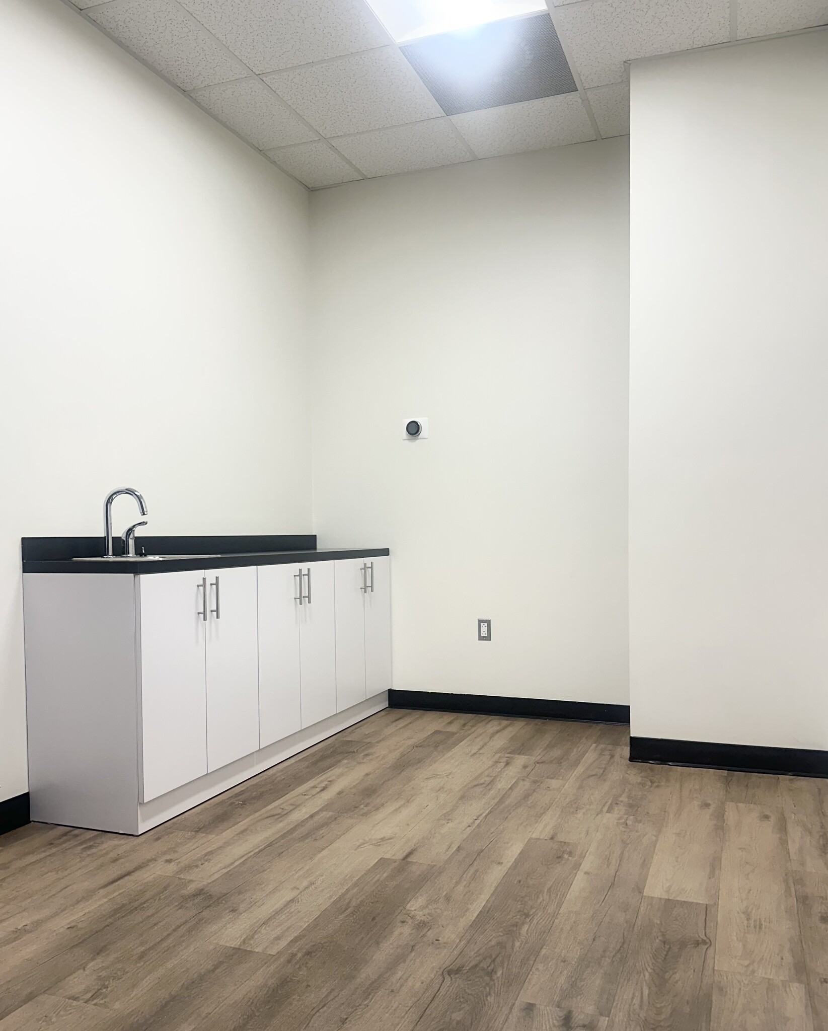 241 N Maclay Ave, San Fernando, CA à louer Photo de l’immeuble– Image 1 sur 6