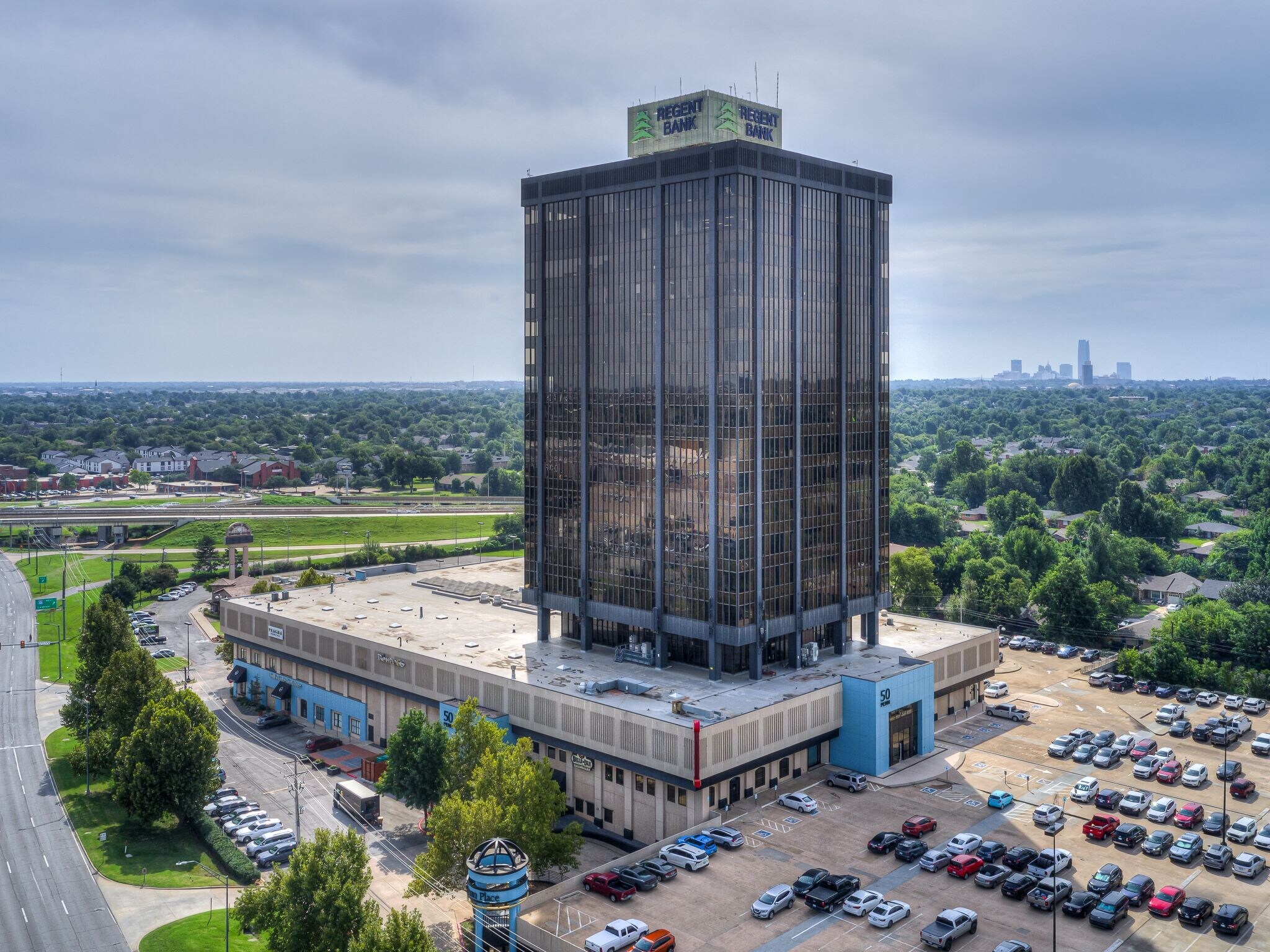 1900 NW Expressway, Oklahoma City, OK à louer Photo de l’immeuble– Image 1 sur 36