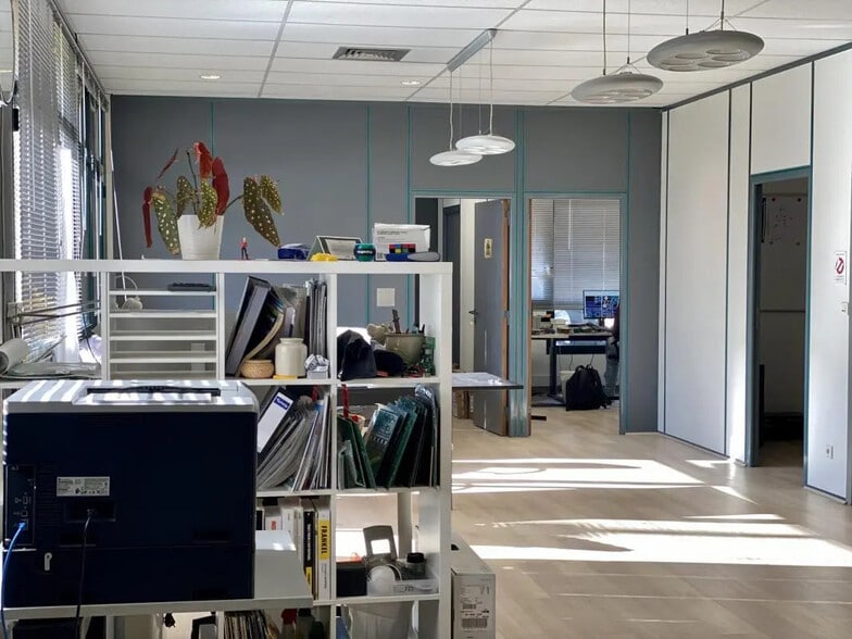 Local d'activités dans Saint-Genis-Pouilly à vendre - Photo de l’immeuble – Image 3 sur 13