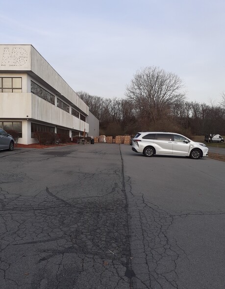 31 Elkay Dr, Chester, NY à louer - Photo de l’immeuble – Image 3 sur 7