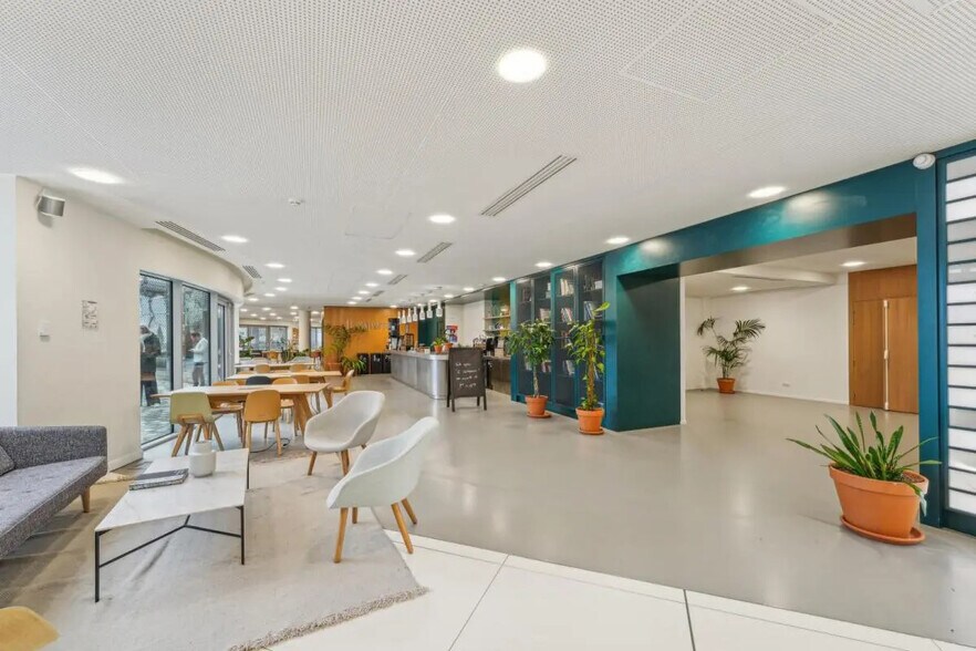 1-7 Cours Valmy, Puteaux à louer - Photo de l’immeuble – Image 3 sur 18