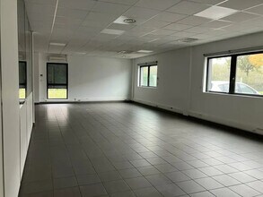 Local d’activités dans Saint-Priest à louer Photo de l’immeuble– Image 2 sur 10