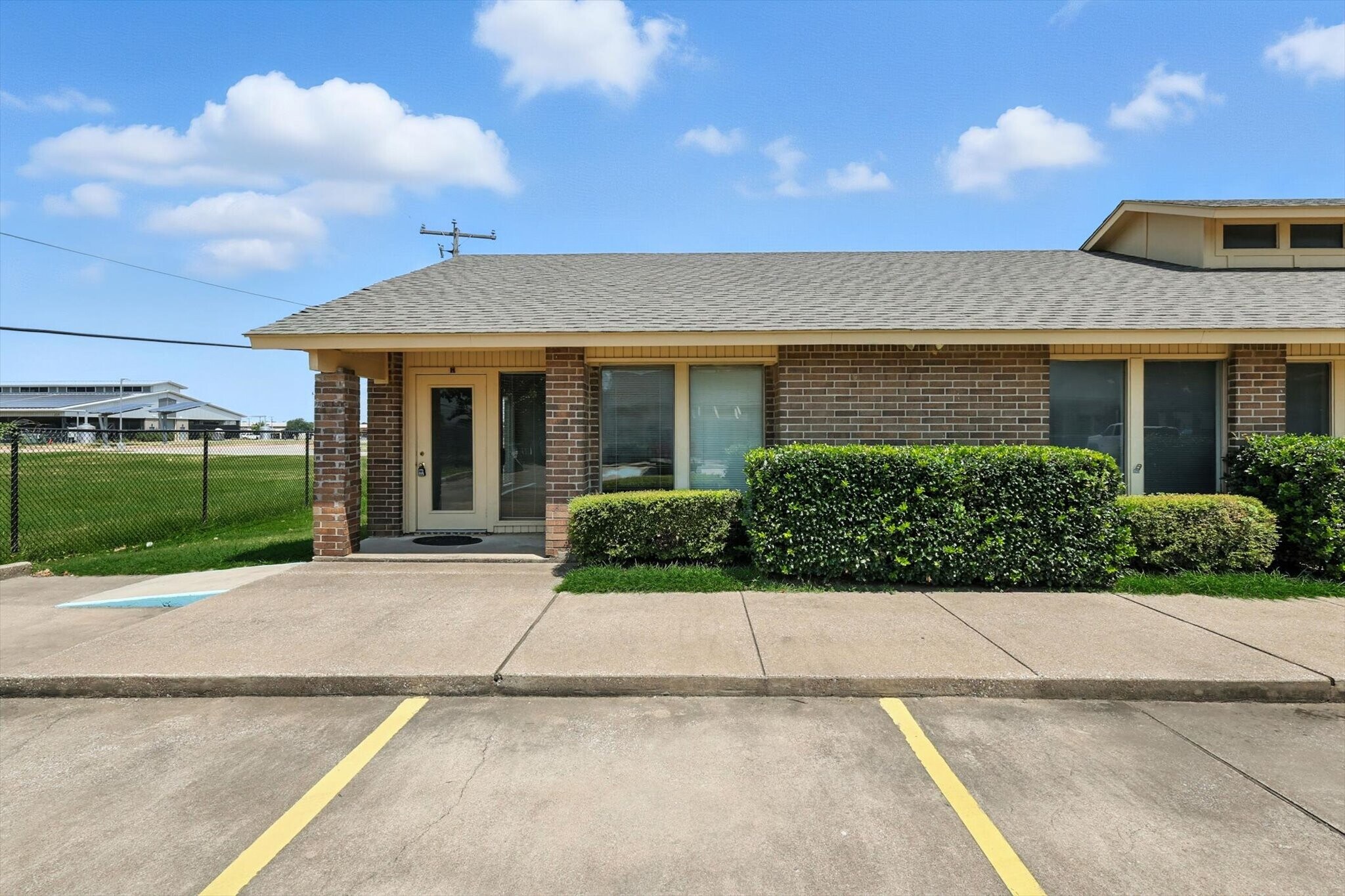 2214 Michigan Ave, Arlington, TX à louer Photo de l’immeuble– Image 1 sur 18