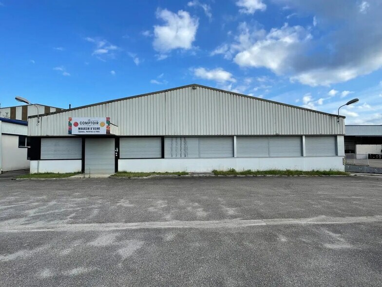 Local d'activités dans Isneauville à vendre - Photo de l’immeuble – Image 3 sur 23