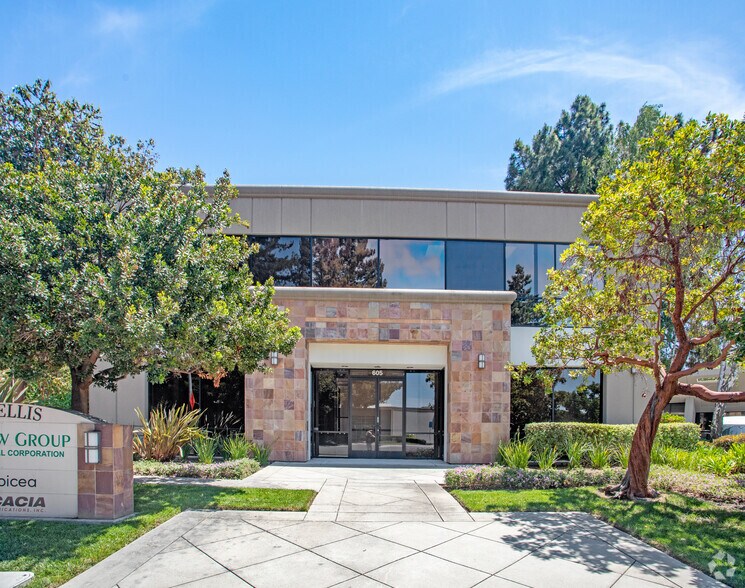 605 Ellis St, Mountain View, CA à louer - Photo de l’immeuble – Image 1 sur 5