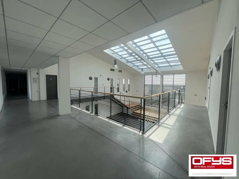 Bureau dans Décines-Charpieu à vendre - Photo de l’immeuble – Image 1 sur 12