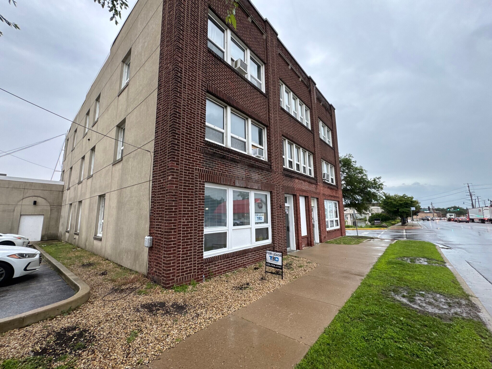 205 N Lake St, Aurora, IL à louer Photo de l’immeuble– Image 1 sur 11