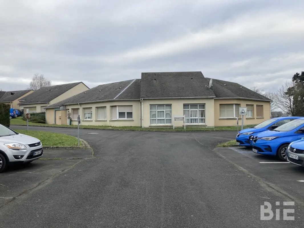 Local d’activités dans Anché à louer Photo de l’immeuble– Image 1 sur 8