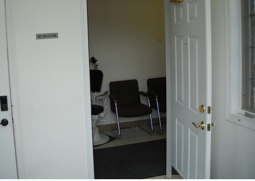 2400 Ravine Way, Glenview, IL à louer - Photo de l’immeuble – Image 3 sur 8