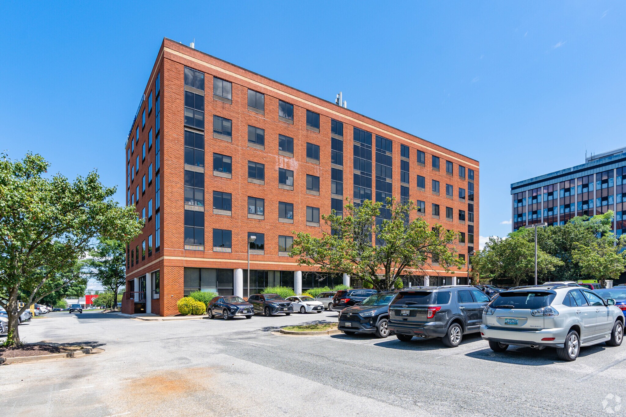 6196 Oxon Hill Rd, Oxon Hill, MD à louer Photo de l’immeuble– Image 1 sur 27