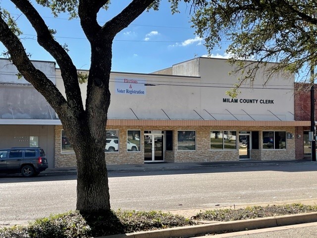 107 W Main St, Cameron, TX à vendre - Photo de l’immeuble – Image 2 sur 19