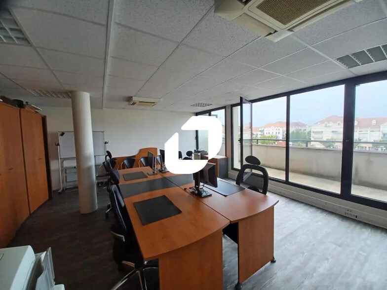 Bureau dans Bussy-Saint-Georges à vendre - Photo de l’immeuble – Image 3 sur 5