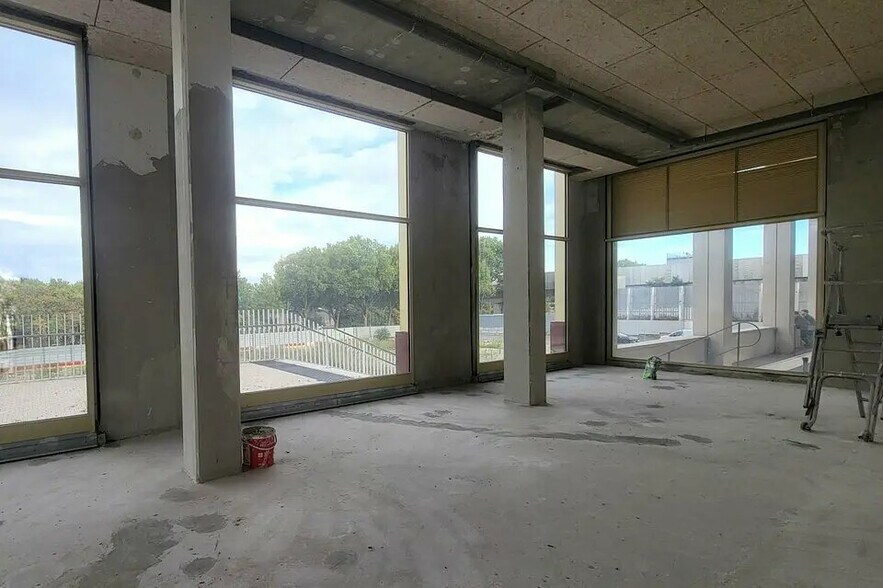 Local commercial dans Saint-Denis à louer - Photo de l’immeuble – Image 3 sur 5