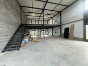 Espace intérieur spacieux et lumineux, idéal pour un nouveau projet.