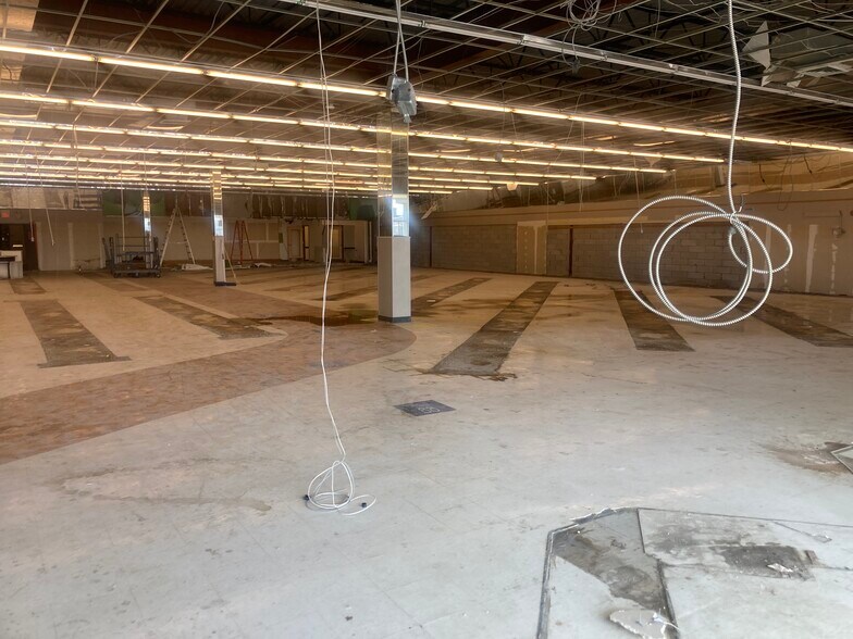 367-425 N Service Rd, Patchogue, NY à louer - Photo intérieure – Image 3 sur 20