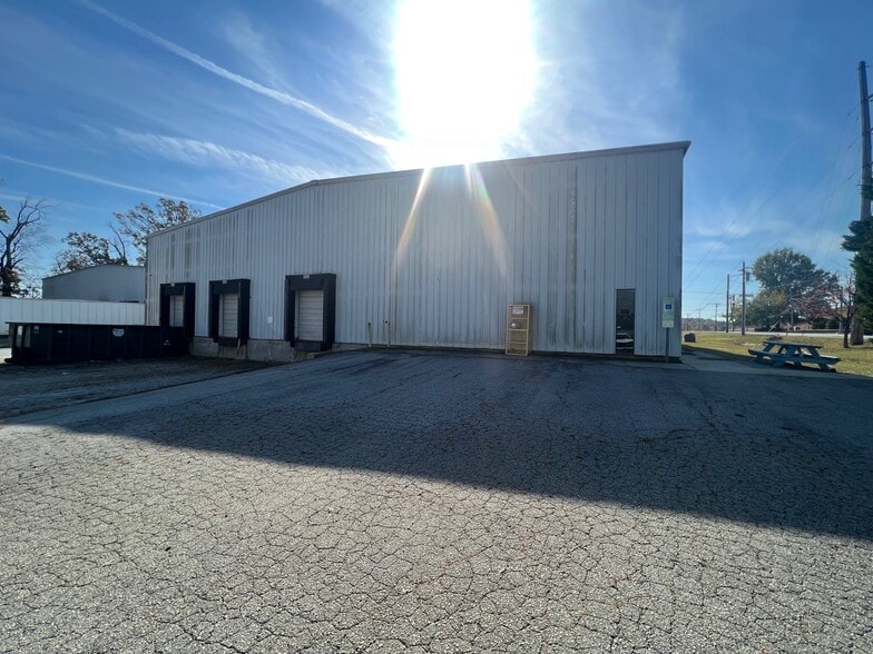 1013 E Springfield Rd, High Point, NC à louer - Photo de l’immeuble – Image 2 sur 11