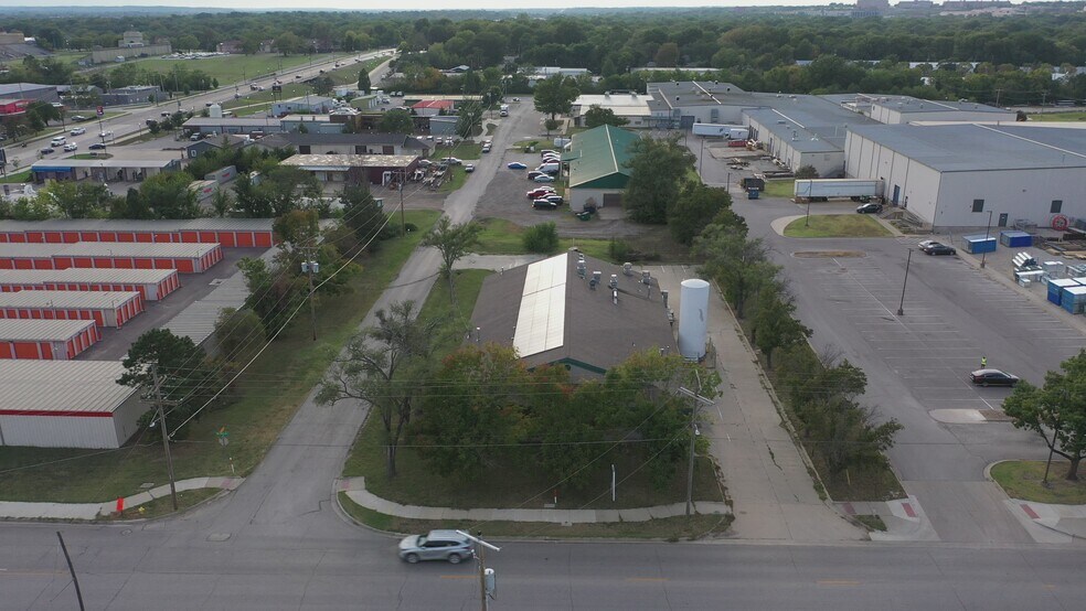 2205 Haskell Ave, Lawrence, KS à vendre - Vidéo sur l’annonce professionnelle – Image 2 sur 25