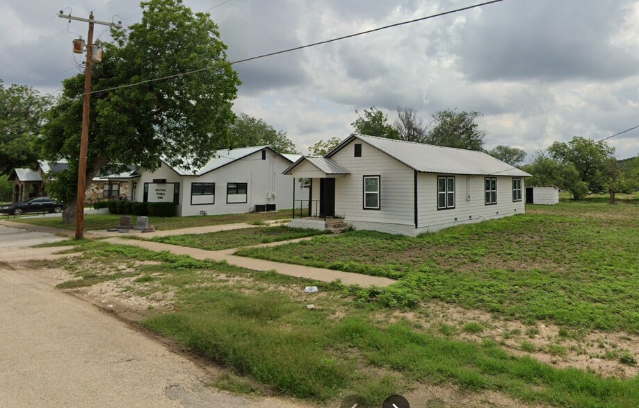 902 Bevans St., Menard, TX à vendre - Photo de l’immeuble – Image 2 sur 3