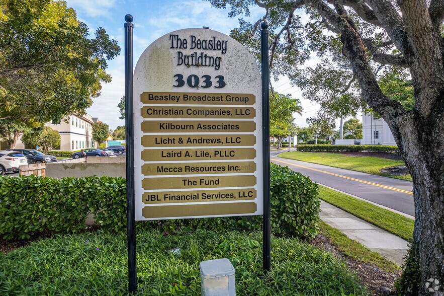 3033 Riviera Dr, Naples, FL à louer - Photo de l’immeuble – Image 3 sur 6