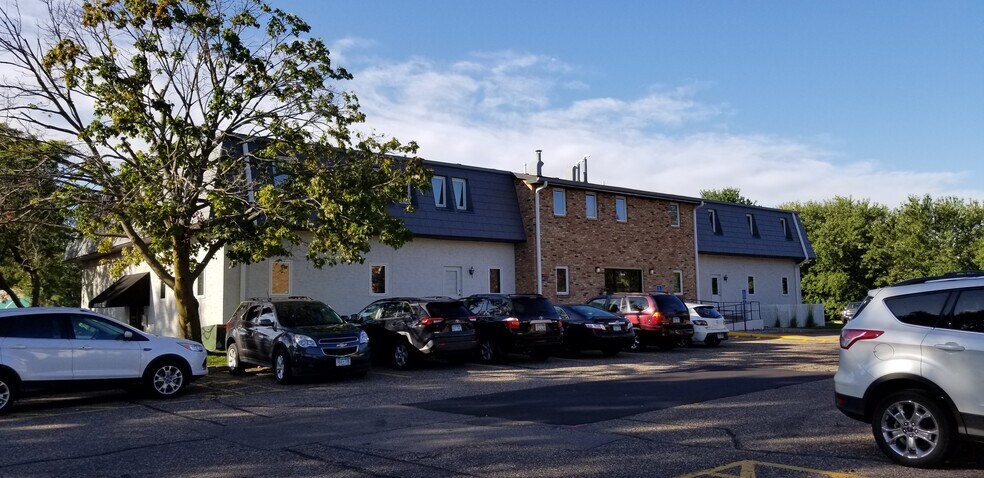 2499 Rice St, Roseville, MN à louer - Photo de l’immeuble – Image 3 sur 15