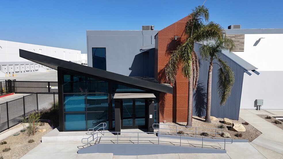 16325 S Main St, Gardena, CA à louer - Photo de l’immeuble – Image 2 sur 12