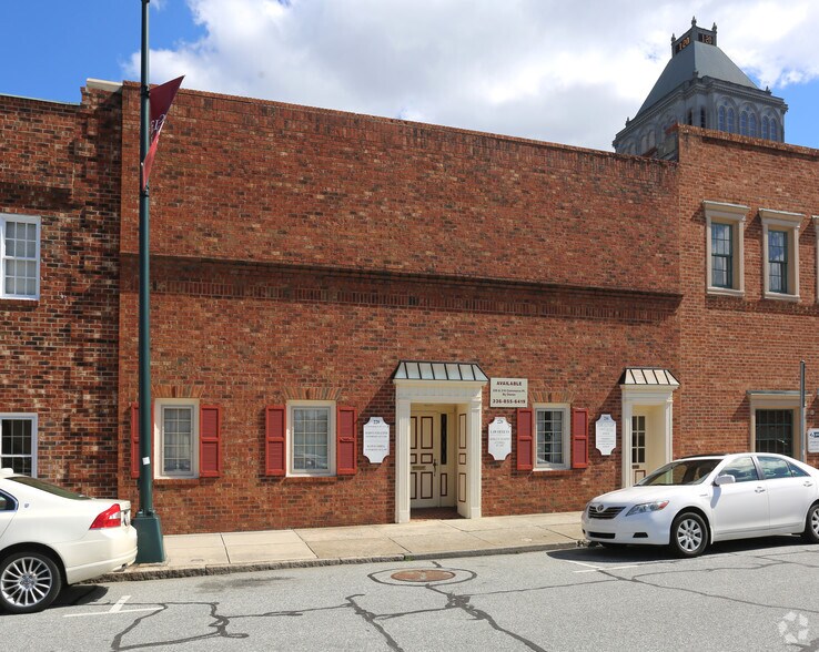 216-220 Commerce Pl, Greensboro, NC à louer - Photo principale – Image 1 sur 8