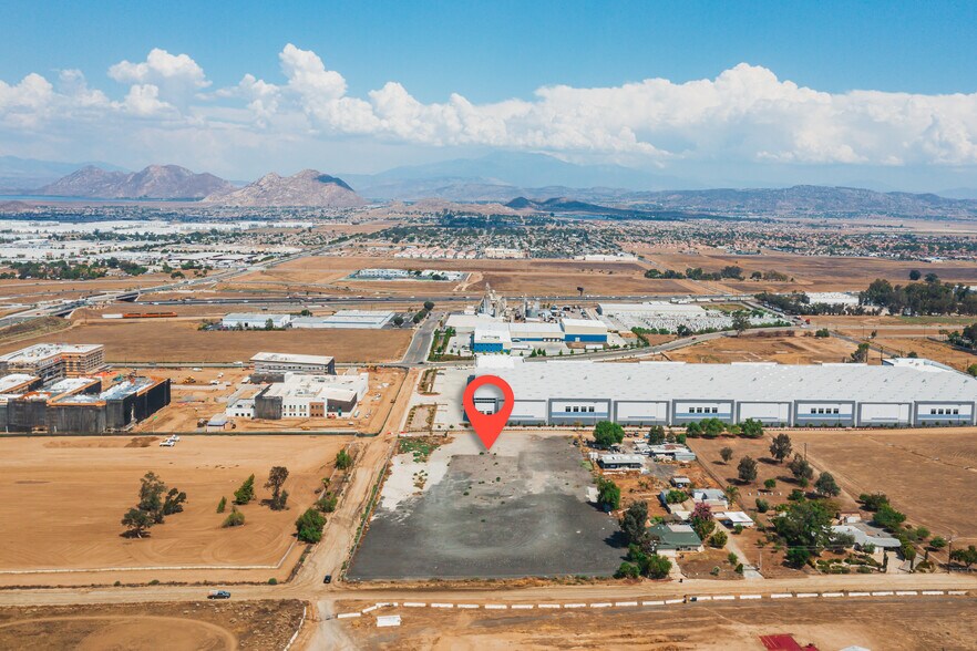 Tobacco Rd, Perris, CA à vendre - Photo de l’immeuble – Image 3 sur 12