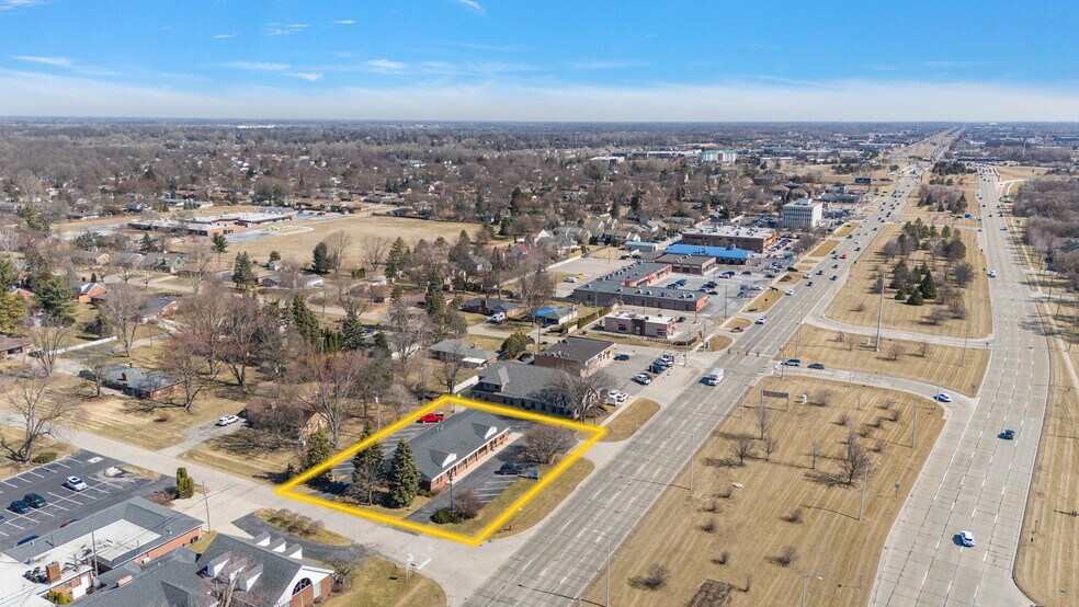 8639 Hall Rd, Utica, MI à louer - Photo de l’immeuble – Image 3 sur 4