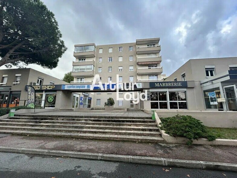 876 Avenue Marechal De Lattre De Tassigny, Fréjus à louer - Photo de l’immeuble – Image 1 sur 5