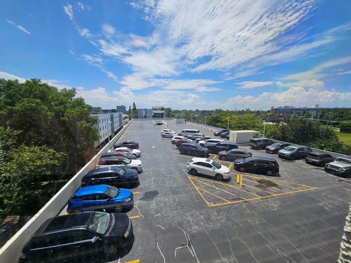 12550 Biscayne Blvd, North Miami, FL 33181 - Lot 407 - - Photo intérieure - Image 2 of 13