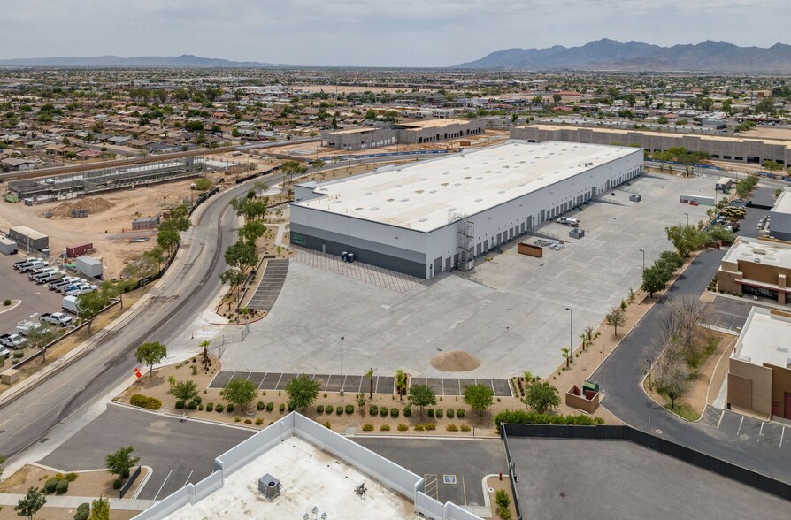 13550 W Auto Dr, Goodyear, AZ à louer - Photo de l’immeuble – Image 2 sur 20