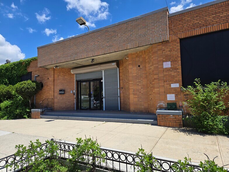 5700 Avenue D, Brooklyn, NY à louer - Photo de l’immeuble – Image 2 sur 9