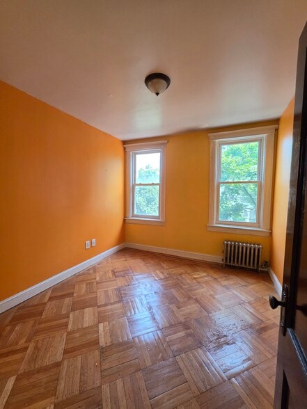 470 Fairview Ave, Ridgewood, NY à vendre - Photo intérieure – Image 3 sur 16