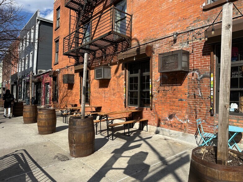 151 Meserole St, Brooklyn, NY à louer - Photo de l’immeuble – Image 3 sur 9