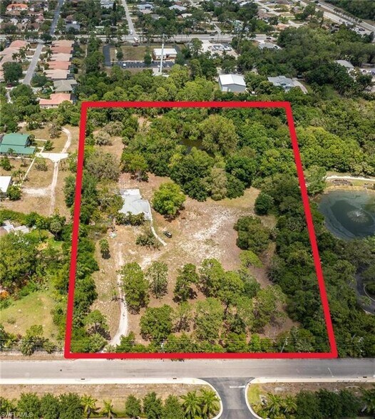 11405 Longfellow Ln, Bonita Springs, FL à vendre - Photo de l’immeuble – Image 2 sur 7