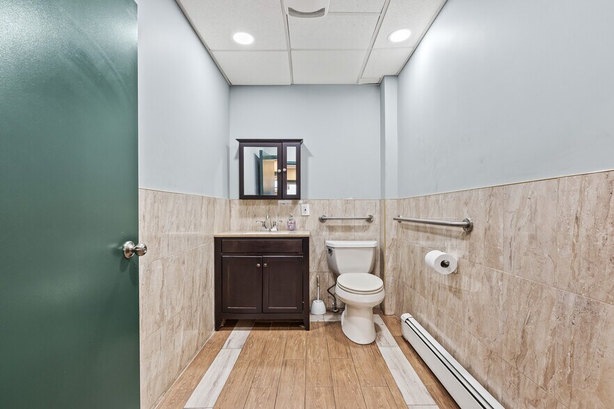 120 S 2nd St, New Hyde Park, NY à vendre - Photo de l’immeuble – Image 3 sur 23