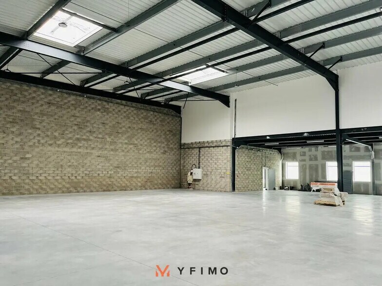 Local d’activités dans Élancourt à louer - Photo de l’immeuble – Image 2 sur 4