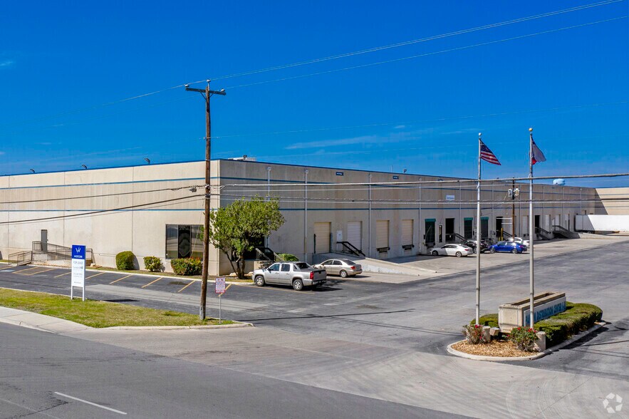 3331-3347 N Panam Expy, San Antonio, TX à louer - Photo principale – Image 1 sur 4