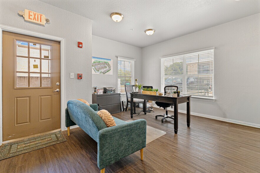 1407 Sidney Baker St, Kerrville, TX à vendre - Photo intérieure – Image 2 sur 38