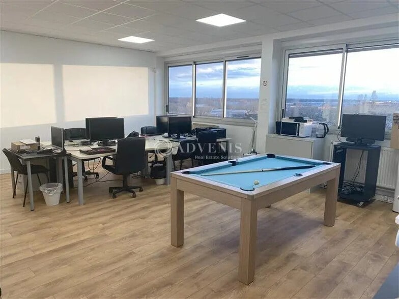 Bureau dans Trappes à vendre - Photo de l’immeuble – Image 1 sur 6