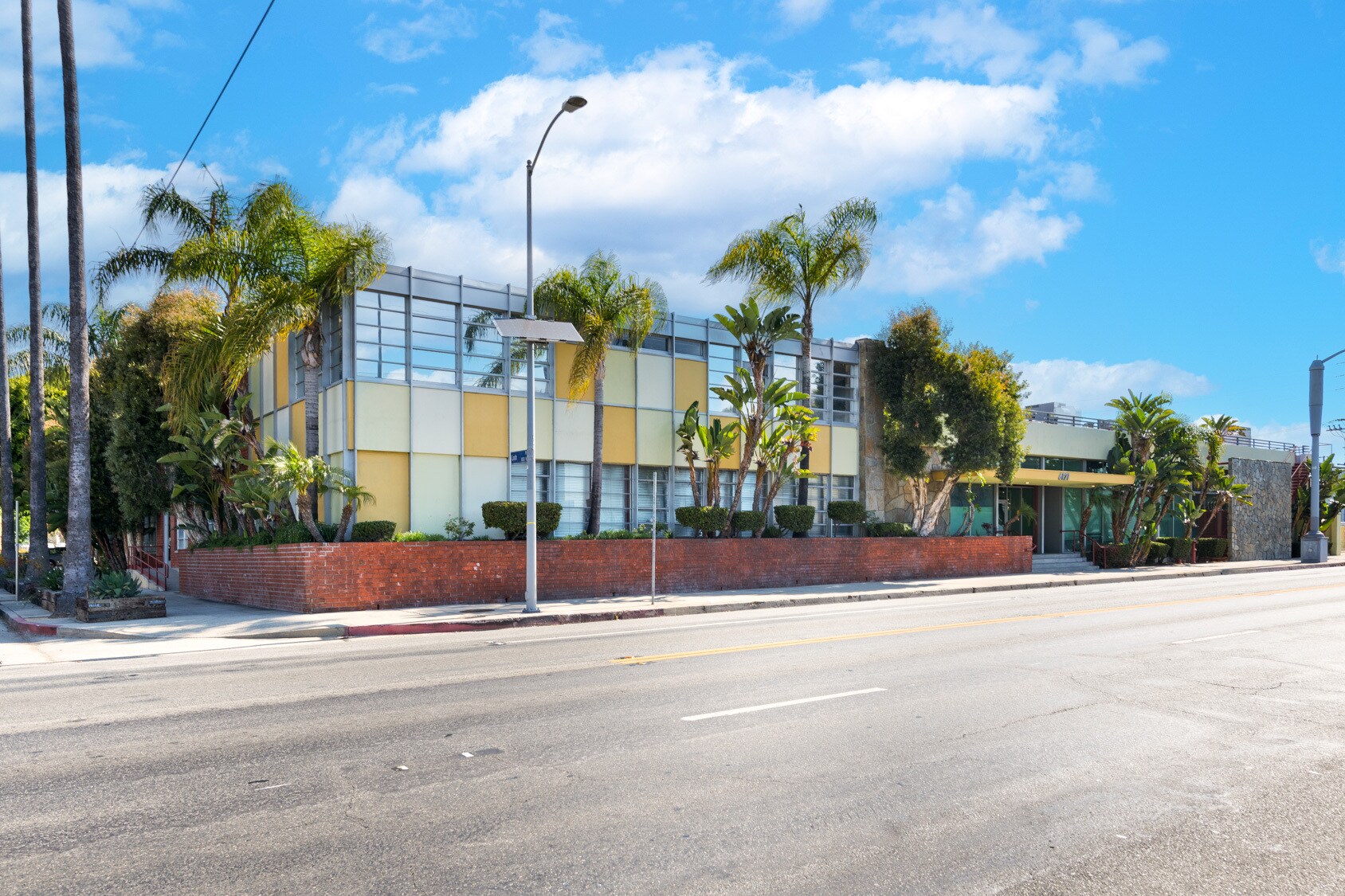 6121 Santa Monica Blvd, Los Angeles, CA à louer Photo de l’immeuble– Image 1 sur 7