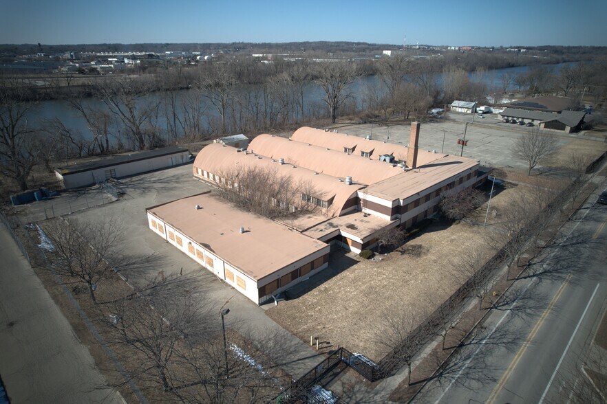 1863 Monroe Ave NW, Grand Rapids, MI à vendre - Photo principale – Image 1 sur 2