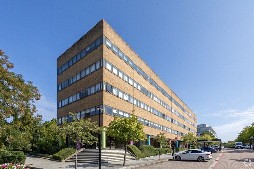 403-445 Midsummer Blvd, Milton Keynes à louer - Photo de l’immeuble – Image 2 sur 3